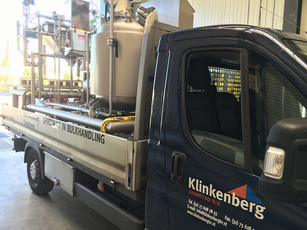 Mengtank geladen op Klinkenberg vrachtwagen om weg te brengen naar een klant