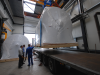 In een productiehal is een trailer met vrachtwagen naar binnen gereden om twee agitatorbodems op te laden met een diameter van drie meter